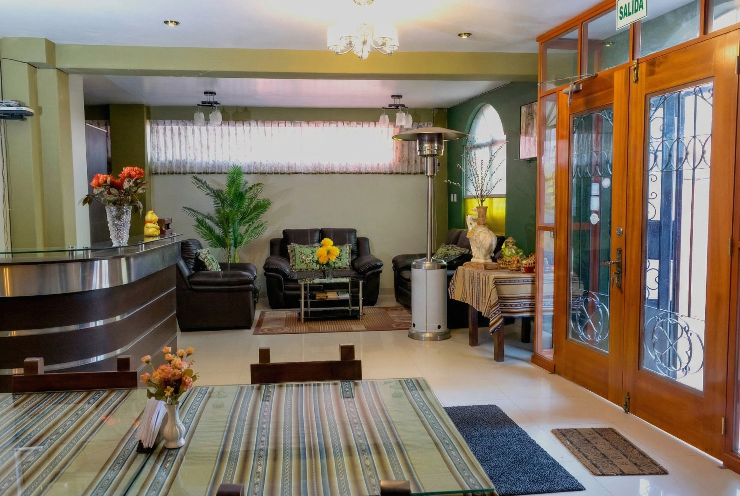 Área común y recepción del Hostal Sariri en Puno